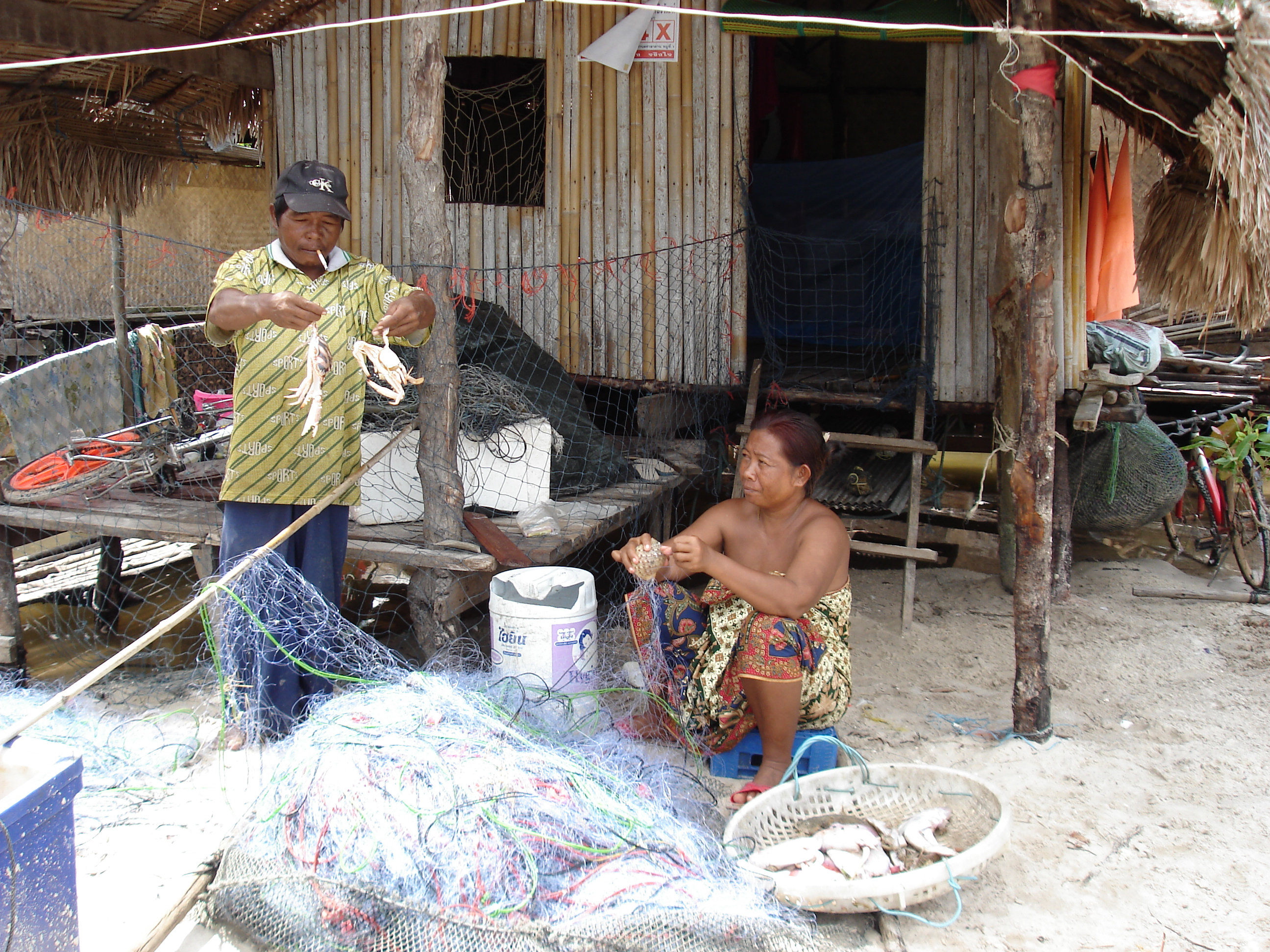 16.Både män o kvinnor jobbar med fiskeskörden[1]